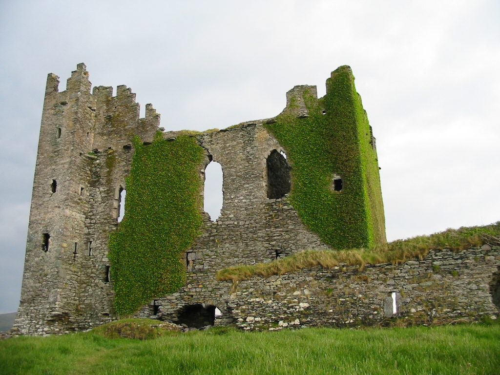 Ballcarbery Castle by Neil Carey (Wikimedia)