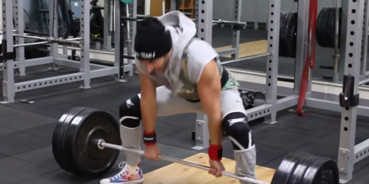 Gym BRO imitates/mocks powerlifters by wearing tons of lifting equipment for a deadlift